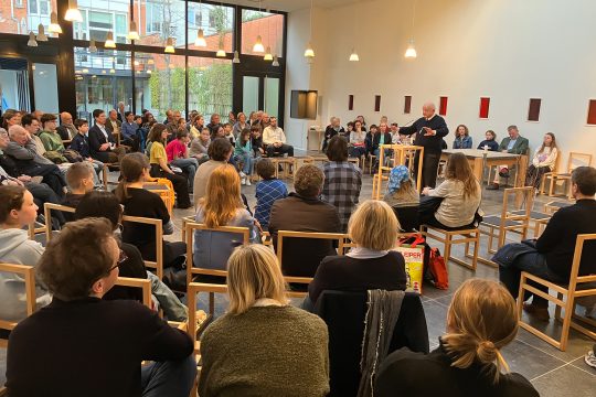 Der 89-jährige Jozef Sznaijer erzählt in der deutschsprachigen katholischen St. Paulus-Gemeinde in Brüssel von seiner Kindheit während der Nazi-Zeit in Polen