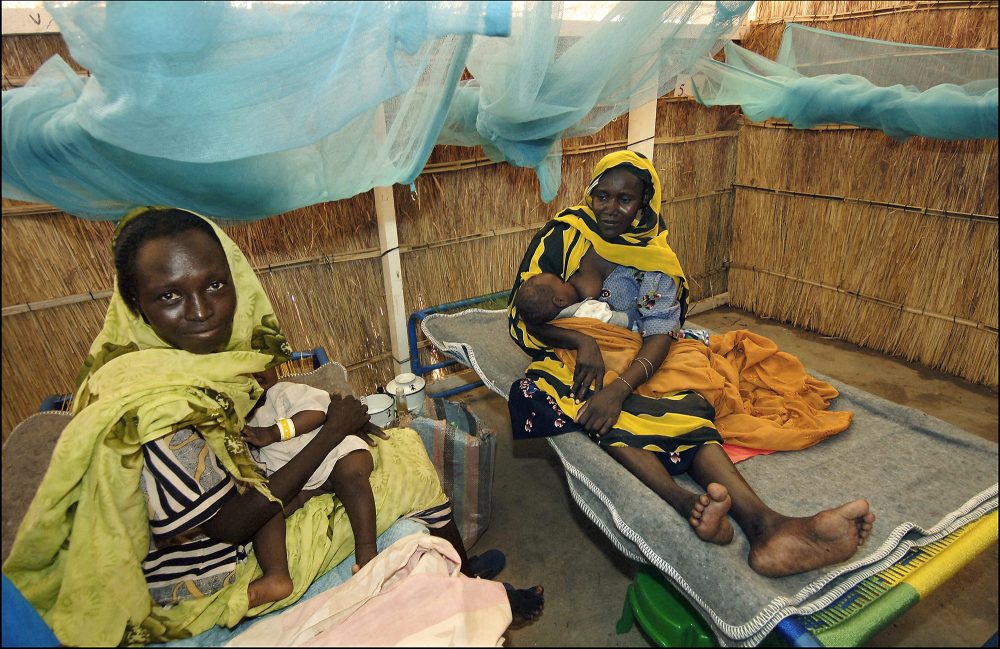 Zwei sudanesische Mütter mit ihren Kindern