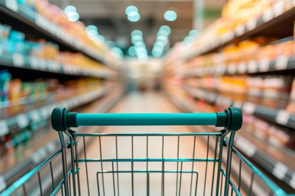 Einkaufswagen im Supermarkt