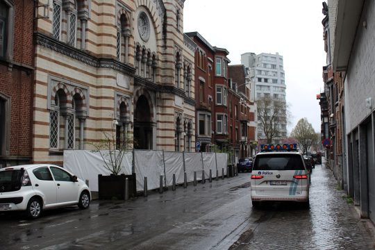 Die Synagoge in Lüttich in der Rue Leon Fredericq, vor dem Gebäude ist eine Absperrung mit einem Sichtschutz aufgestellt worden