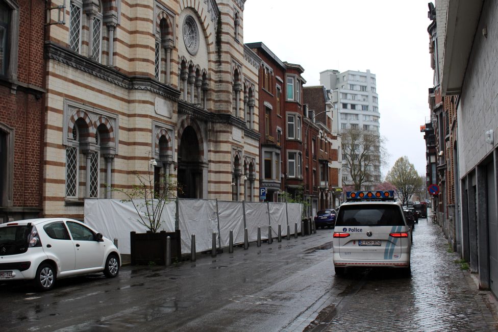 Die Synagoge in Lüttich in der Rue Leon Fredericq, vor dem Gebäude ist eine Absperrung mit einem Sichtschutz aufgestellt worden