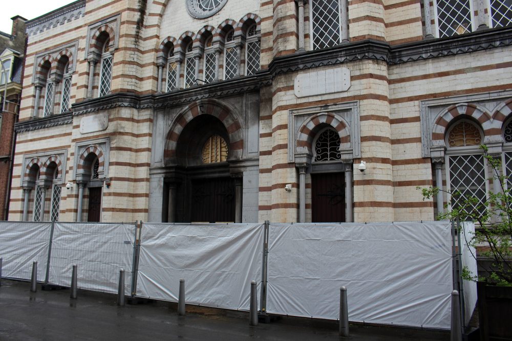Die Synagoge in Lüttich in der Rue Leon Fredericq, vor dem Gebäude ist eine Absperrung mit einem Sichtschutz aufgestellt worden