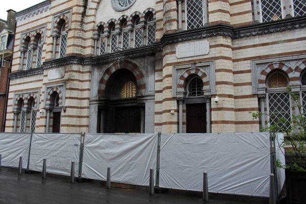 Die Synagoge in Lüttich in der Rue Leon Fredericq, vor dem Gebäude ist eine Absperrung mit einem Sichtschutz aufgestellt worden