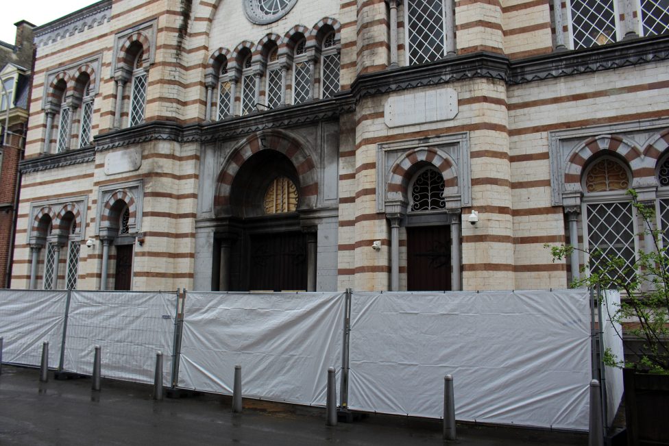 Die Synagoge in Lüttich in der Rue Leon Fredericq, vor dem Gebäude ist eine Absperrung mit einem Sichtschutz aufgestellt worden