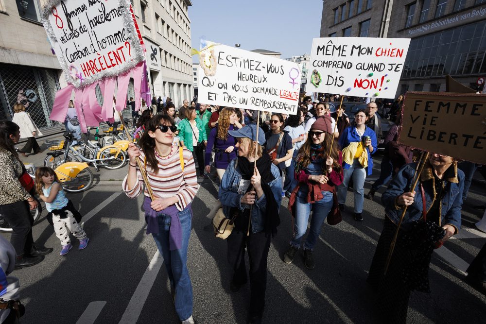 Frauen mit Plakaten beim Marsch zum Internationalen Tag der Frauenrechte in Brüssel