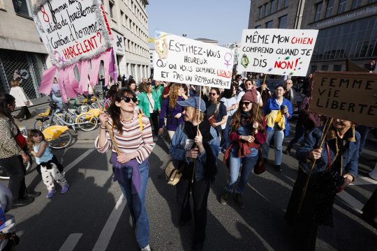 Frauen mit Plakaten beim Marsch zum Internationalen Tag der Frauenrechte in Brüssel