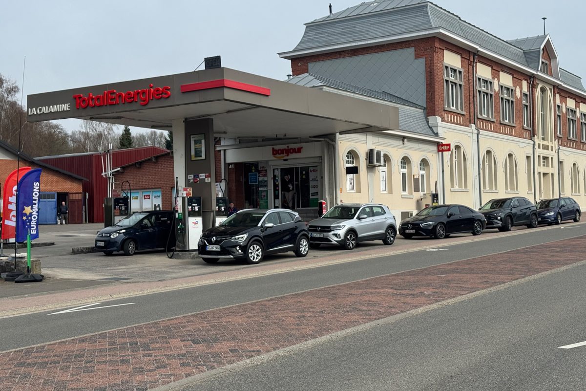 Mehrere deutsche Autos an der Tankstelle an der Lütticher Straße in Kelmis