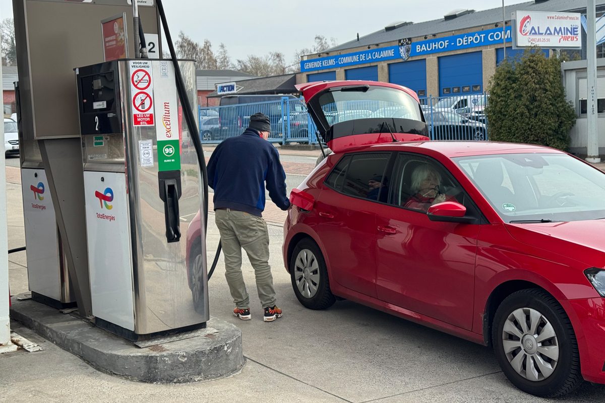 Theo Ohn an einer Zapfsäule seiner Tankstelle auf der Lütticher Straße in Kelmis