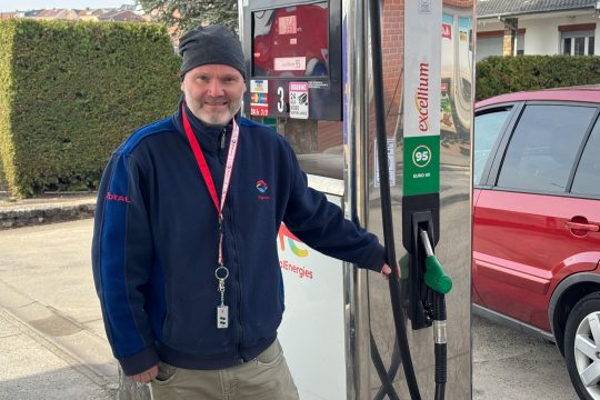 Theo Ohn an einer Zapfsäule seiner Tankstelle auf der Lütticher Straße in Kelmis