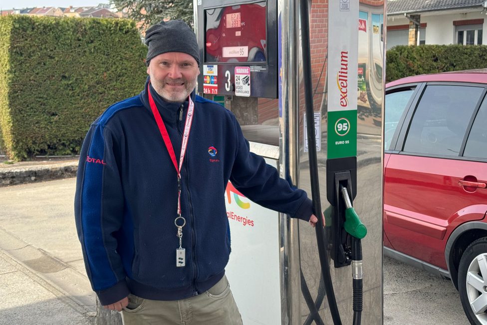Theo Ohn an einer Zapfsäule seiner Tankstelle auf der Lütticher Straße in Kelmis