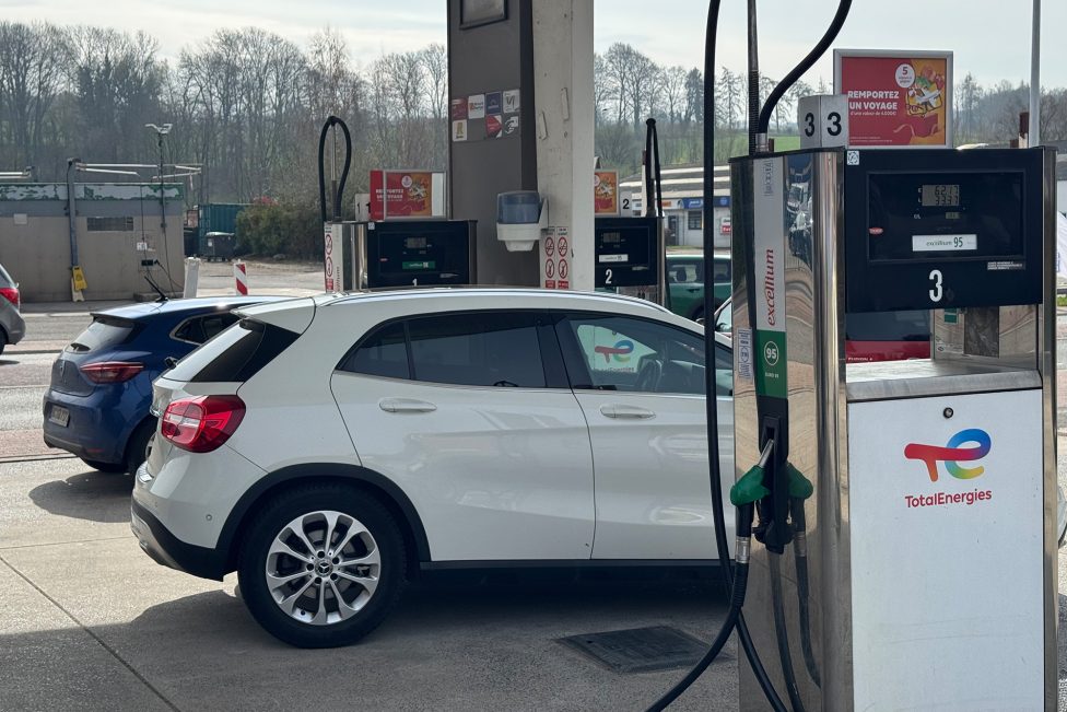 Autos tanken an der Tankstelle an der Lütticher Straße in Kelmis