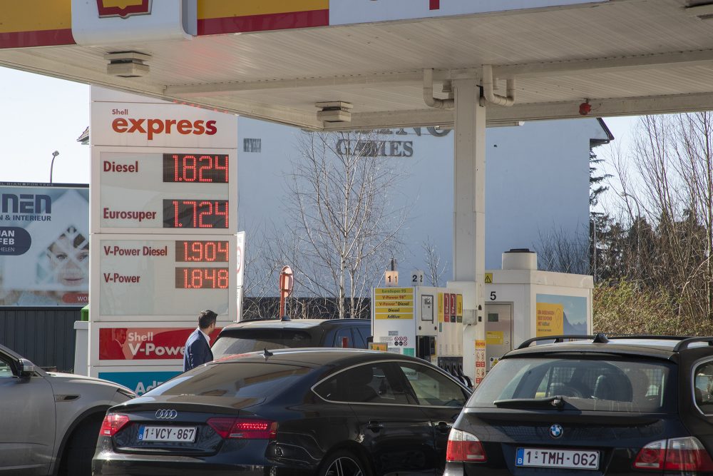 eine Tankstelle mit zahlreichen Autos, hohe Preise auf der Anzeigetafel