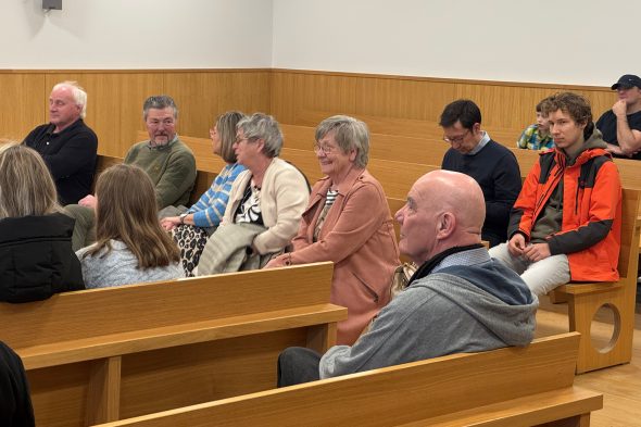 Zuschauer im Gerichtssaal beim Showprozess