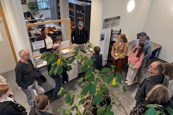 Besucher informieren sich am Empfangsschalter im Gerichtsgebäude