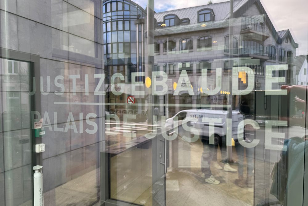 Eingangstür zum Eupener Gerichtsgebäude