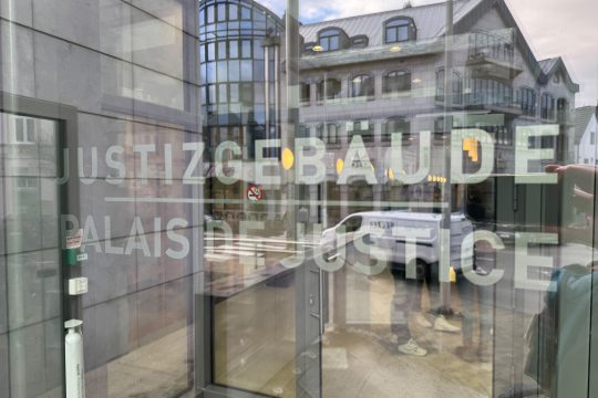 Eingangstür zum Eupener Gerichtsgebäude