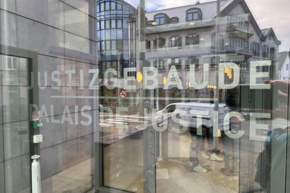 Eingangstür zum Eupener Gerichtsgebäude