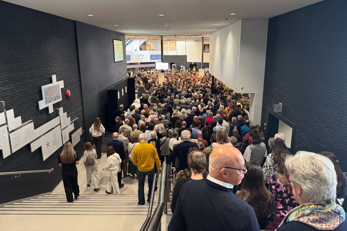 Vor dem Eingangsbereich der Messe wartet eine große Menschenmenge auf Einlass