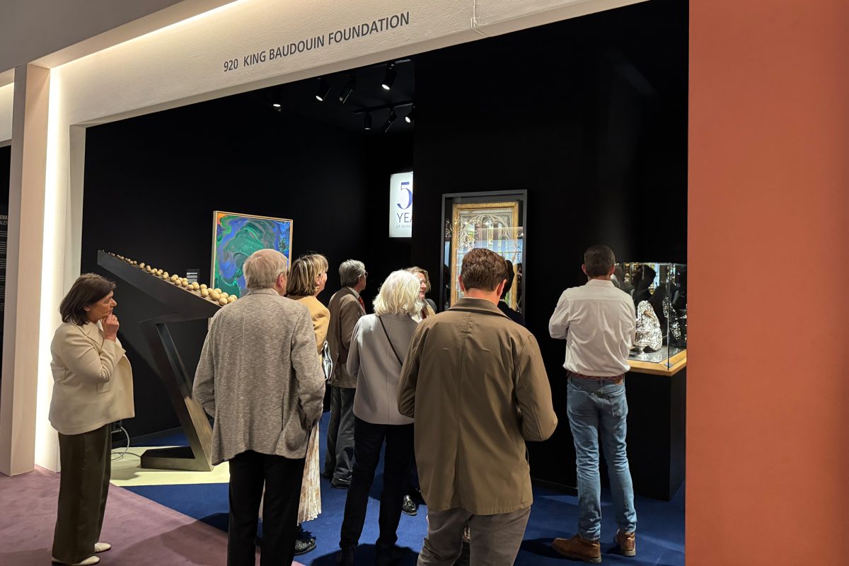 Besucher am Stand der "King Baudouin Foundation"