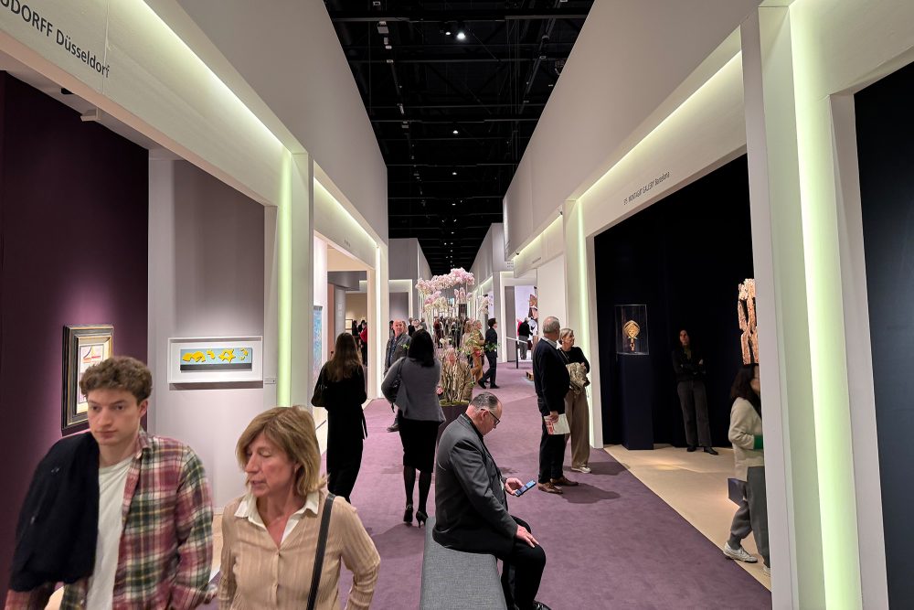 Flut mit Messebesuchern, links und rechts sind die Aussteller vertreten