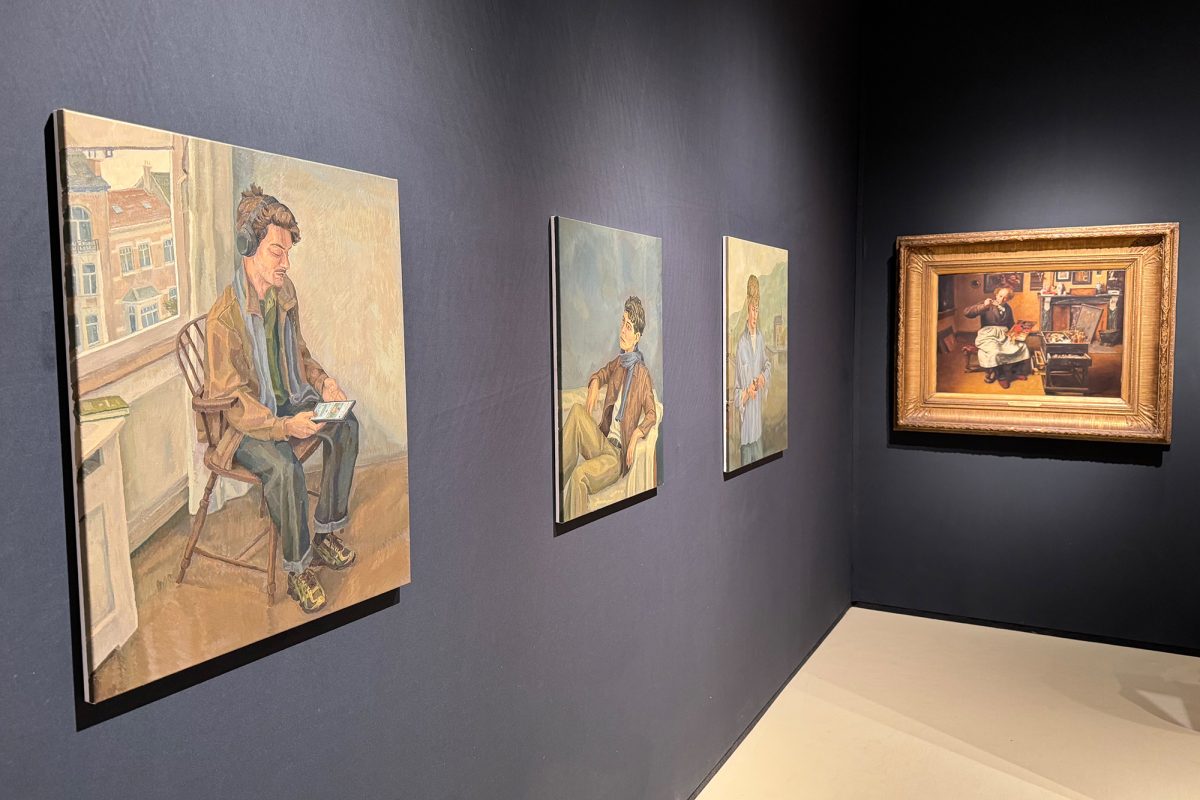 Mehrere Gemälde hängen in einem der Ausstellungsräume