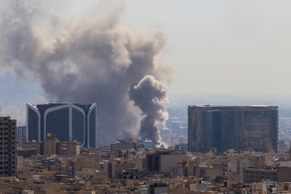 Rauchwolken steigen über Teheran auf