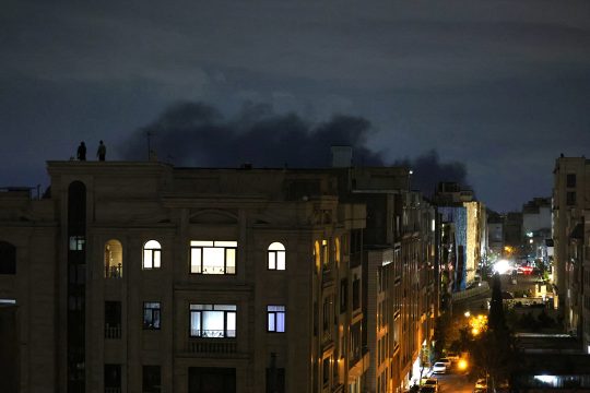 Rauch über Teheran am Samstag