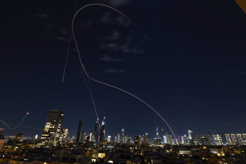 Raketenspuren einer Abfangaktion durch Israels Raketenabwehrsystem "Iron Dome" über Tel Aviv