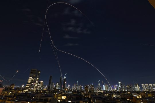Raketenspuren einer Abfangaktion durch Israels Raketenabwehrsystem "Iron Dome" über Tel Aviv