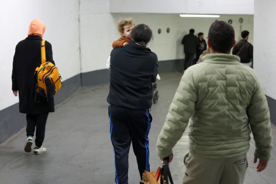 Menschen in Tel Aviv suchen Schutz vor den Angriffen in einem Parkhaus