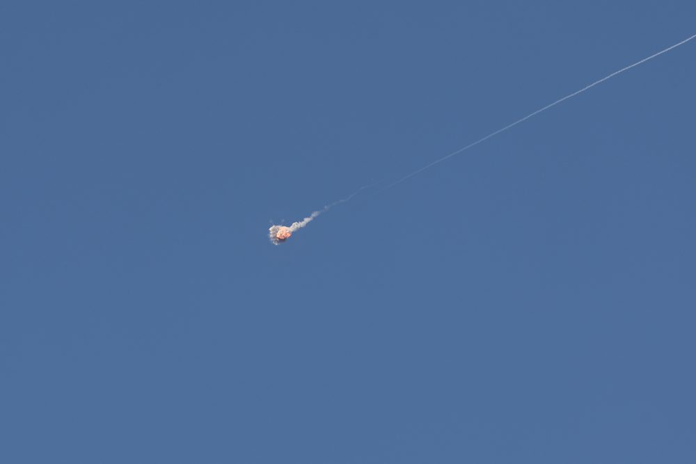 Rakete explodiert über Tel Aviv