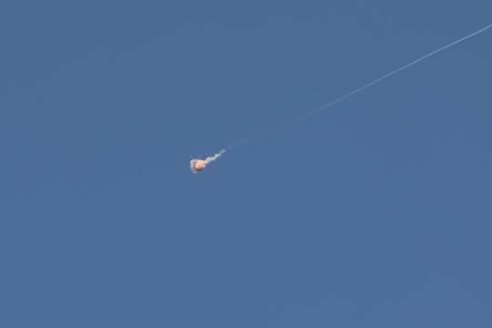 Rakete explodiert über Tel Aviv