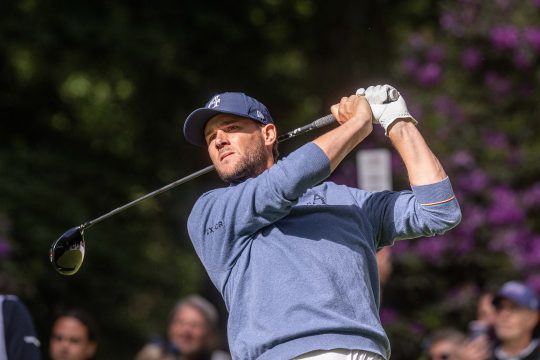 Golfprofi Thomas Pieters nach dem Abschlag mit dem Schläger hinterm Rücken