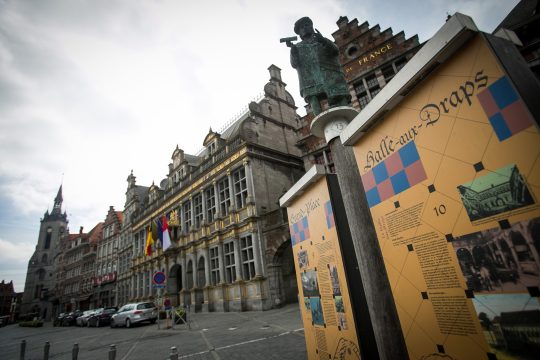 Die "Halle aux draps" auf der Grand-Place in Tournai