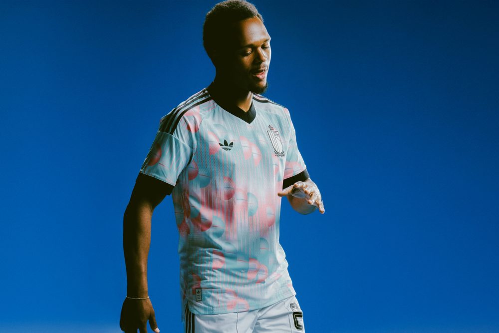 Loïs Openda im neuen Auswärtstrikot der Roten Teufel