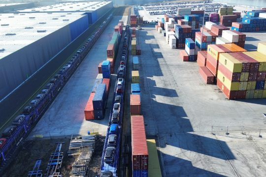 Erster Autozug am Trilogiport Lüttich