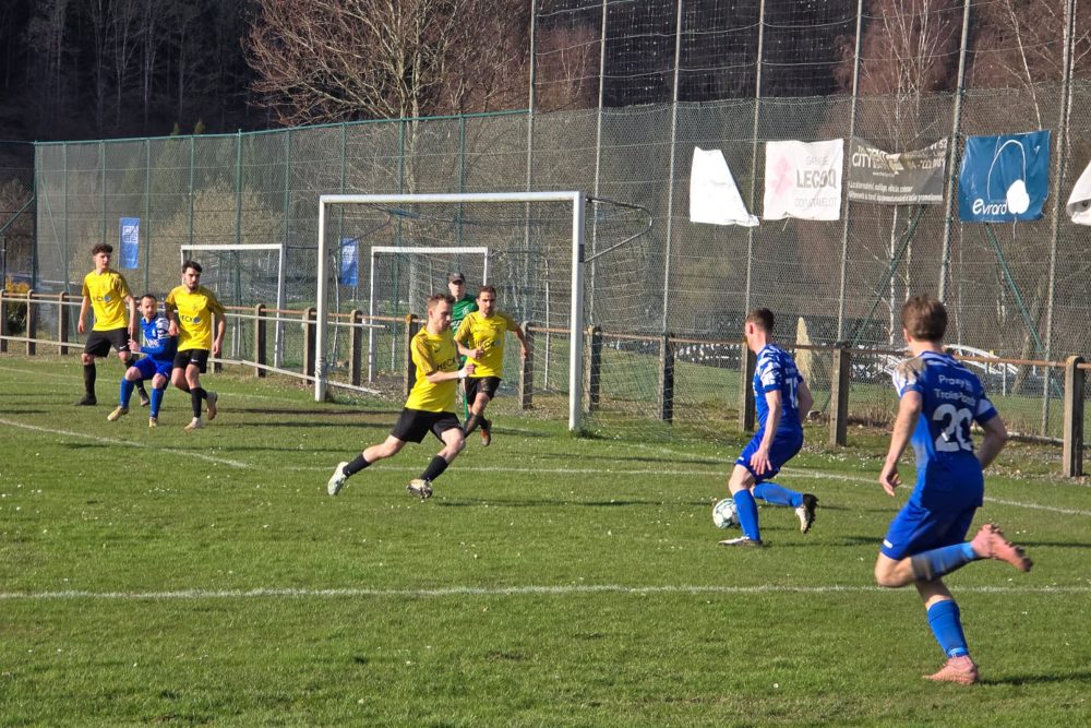Spieler von Trois-Ponts und dem FC Bütgenbach in Aktion auf dem Platz