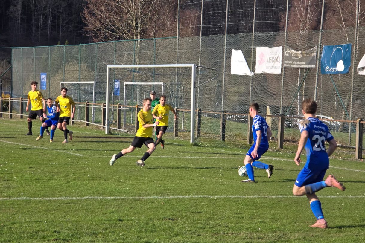 Spieler von Trois-Ponts und dem FC Bütgenbach in Aktion auf dem Platz