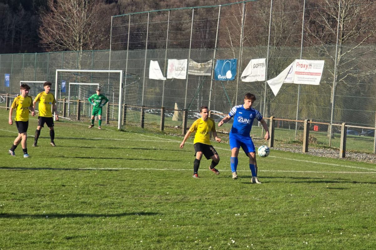 Spieler von Trois-Ponts und dem FC Bütgenbach in Aktion auf dem Platz