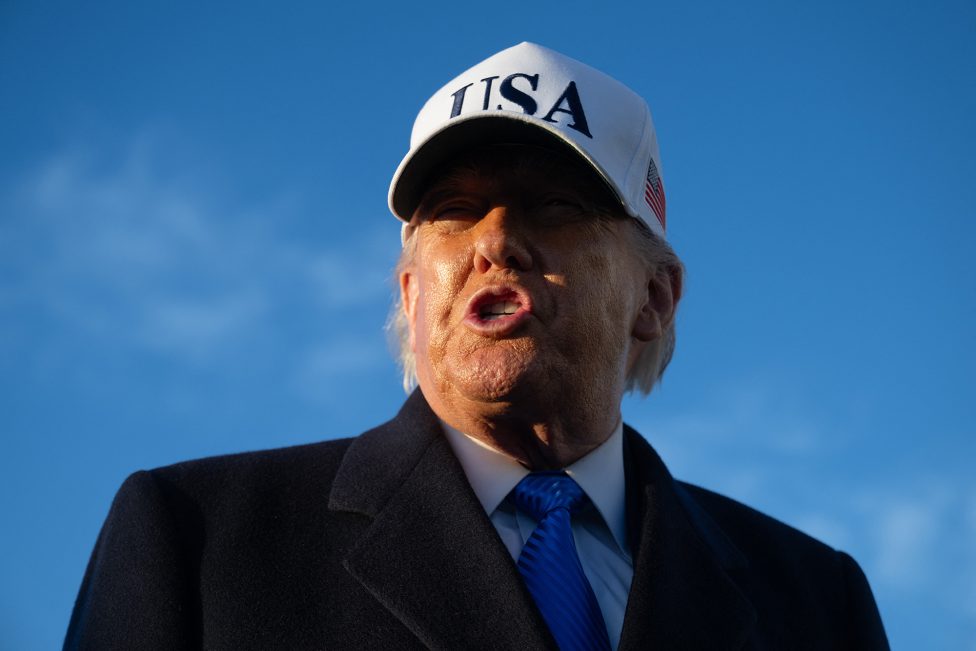 US-Präsident Donald Trump spricht, er trägt eine weiße Cappi mit Aufschrift "USA"