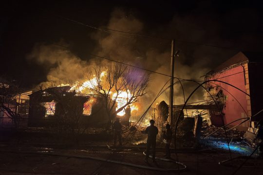 Brand in einem Wohnhaus in Saporischschja nach einem russischen Drohnenangriff