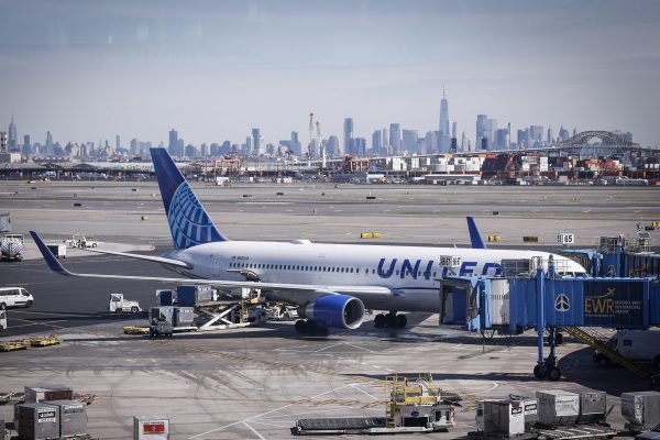 Flugzeug von United Airlines am Newark Liberty International Airport - im Hintergrund die Skyline von Manhattan