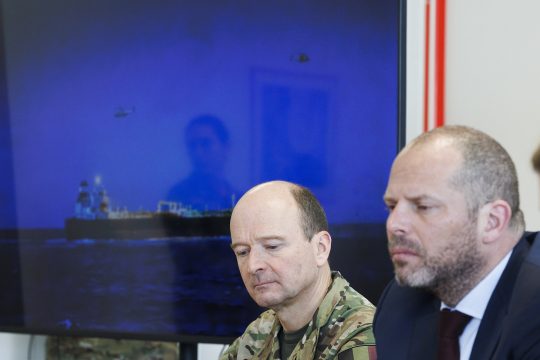 General Vansina, der Chef der Streitkräfte, und Verteidigungsminister Theo Francken - im Hintergrund ein Bildschirm, der den Öltanker zeigt