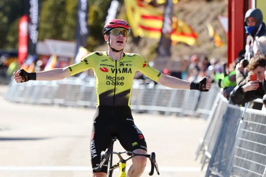 Jonas Vingegaard streckt bei der Zielankunft jubelnd die Arme aus