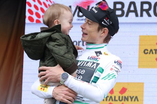 Jonas Vingegaard mit seinem Söhnchen auf dem Siegerpodest