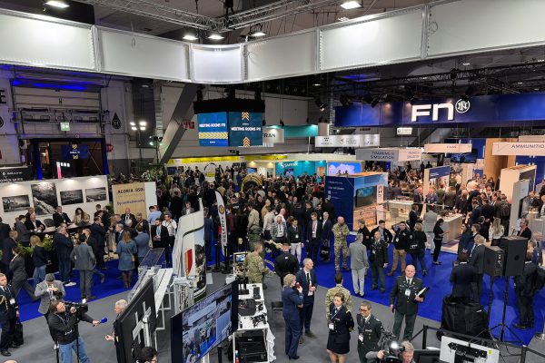 Besucher bei der Waffenmesse in Brüssel