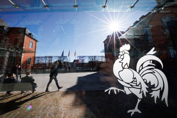 Logo der Wallonie auf einer Fensterscheibe