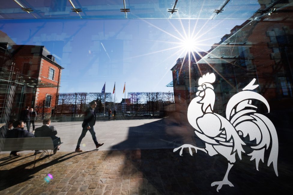 Logo der Wallonie auf einer Fensterscheibe