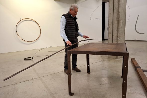 Wolfgang Nestler mit einer der Skulpturen