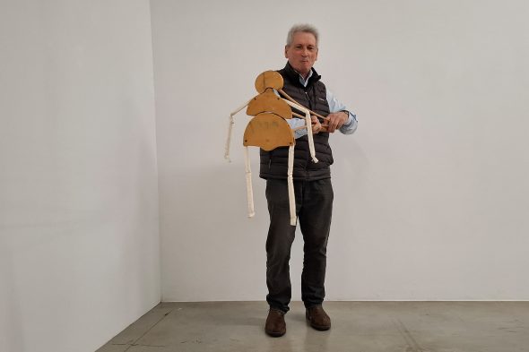 Wolfgang Nestler mit einer der Skulpturen, die mehrfach zusammensetzbar ist